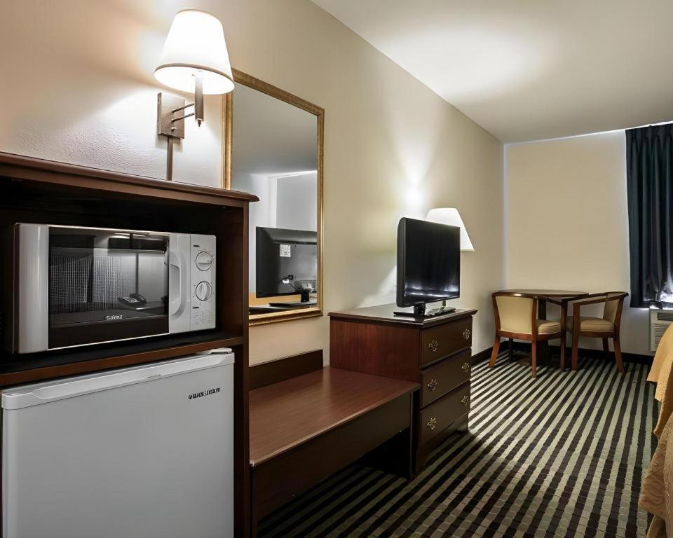 Quality Inn Columbia Airport Уэст-Коламбия Экстерьер фото