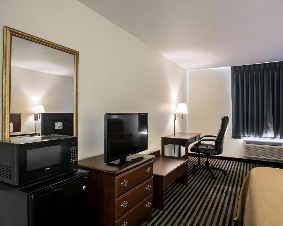 Quality Inn Columbia Airport Уэст-Коламбия Экстерьер фото
