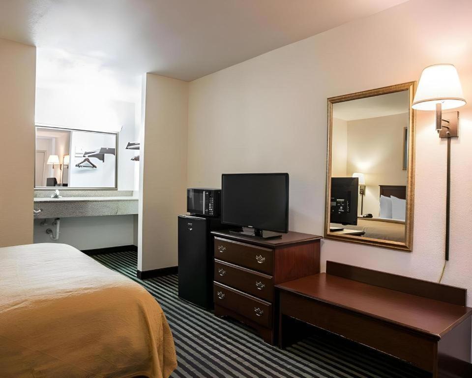 Quality Inn Columbia Airport Уэст-Коламбия Экстерьер фото